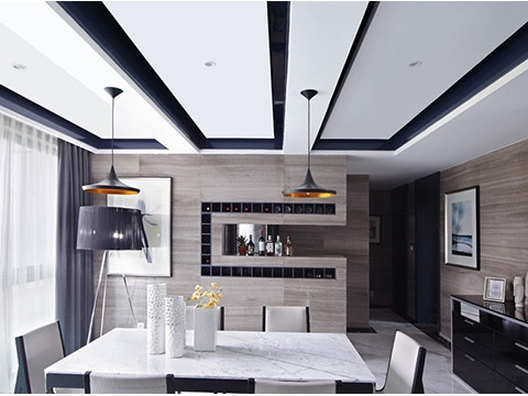 餐廳 深色家具與白色墻面的對比，幾何理性的線條在客廳里慢慢延伸出來。