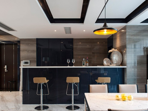 餐廳 半開放式的廚房增加了家人間的互動與交流，加強彼此間的情感交流。