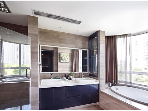 衛生間 衛生間采用與公共空間一樣的木紋石從墻面順勢鋪貼到地面，整個空間干凈利落，協調統一。黑色的烤漆板洗手臺盆恰到好處的點綴了空間。嵌入式的玻璃隔板和背板既人性化又增大了空間。